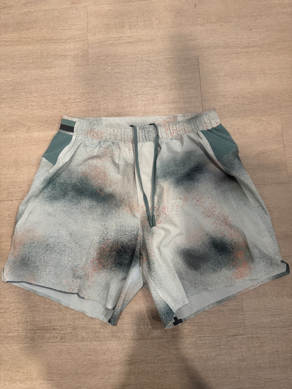 lululemon athletica Men's Spray-Pattern Athletic Shorts - Size Medium